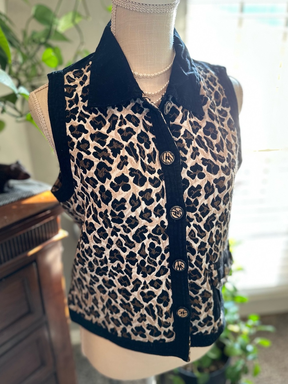 Vintage Sleeveless Leopard-Print Button Down Top in Black & Cream